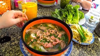 Vietnam 2019. Die leckerste Suppe für BO BO in Nyachang für $ 4. Street Food in Vietnam Preisen