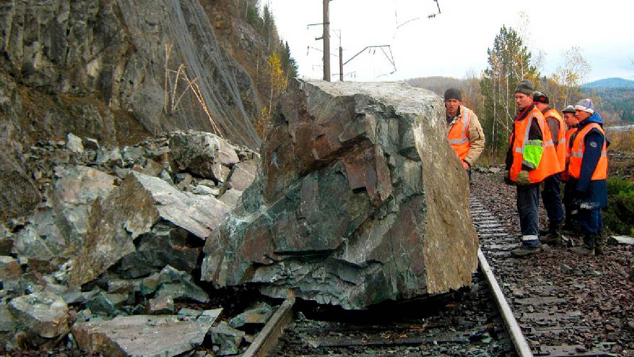 Обвал в амурской области. Слюдянка Утулик крушение поезда. Камнепады на железной дороге. Оползень на железной дороге. Обвал на ЖД пути.