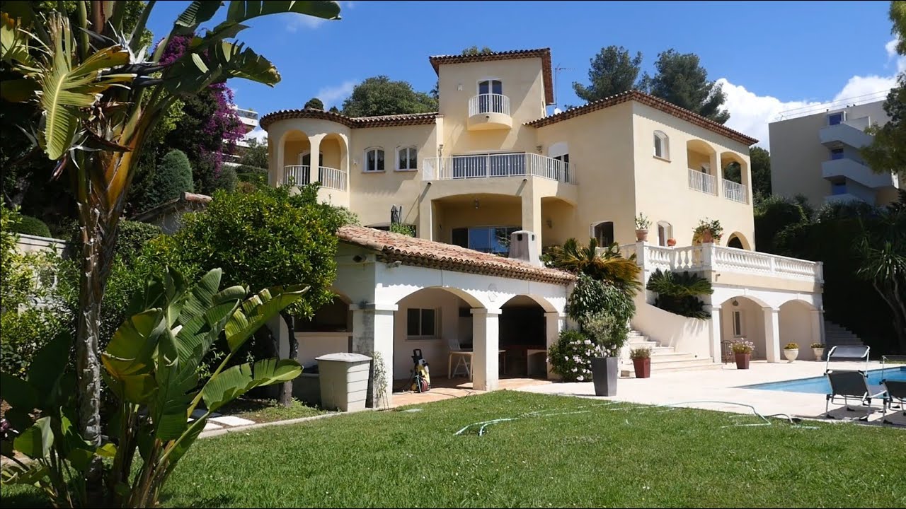 Villa d'exception à vendre à Nice avec superbe vue mer, piscine, grand jardin paysagé et dépendances