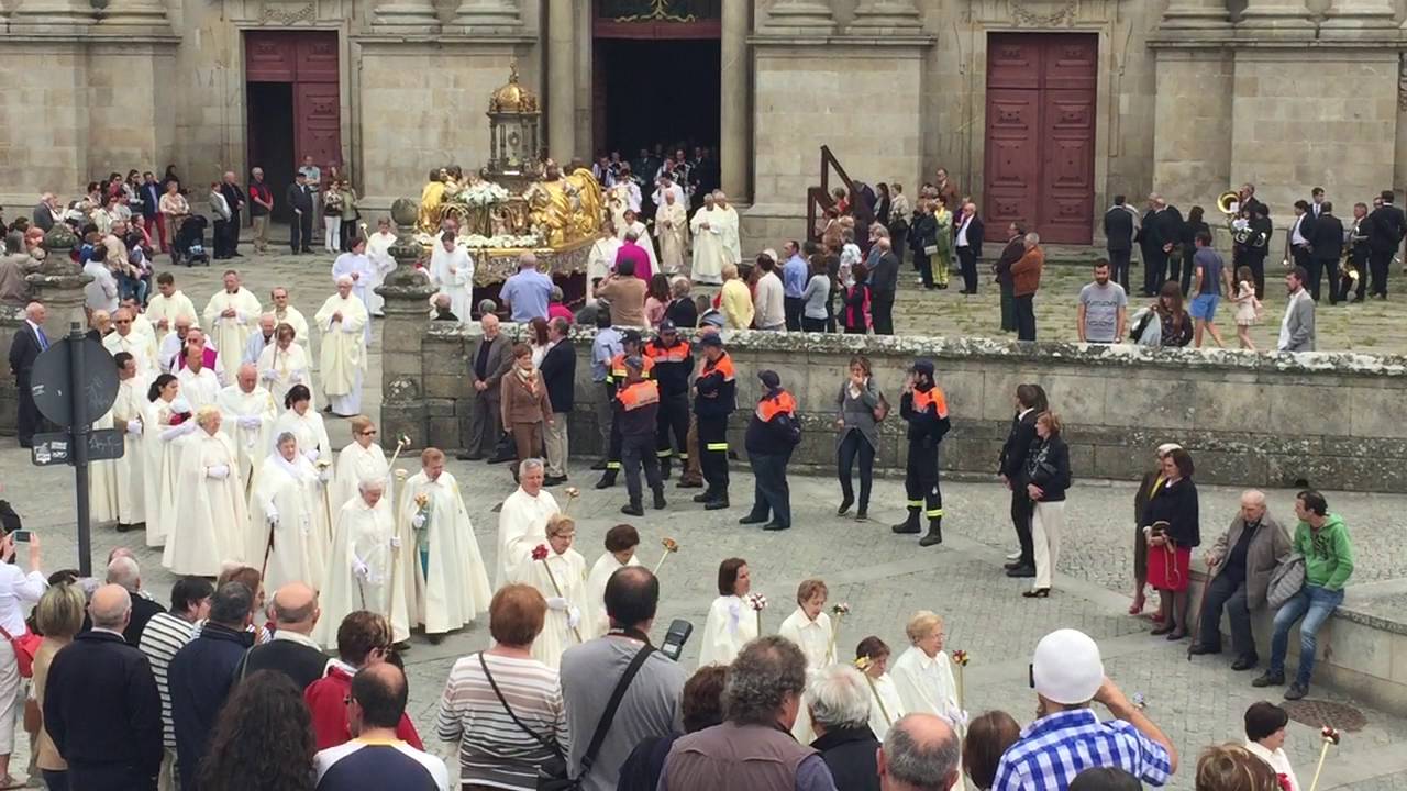La procesión del Santísimo Sacramento parte de la catedral de Lugo