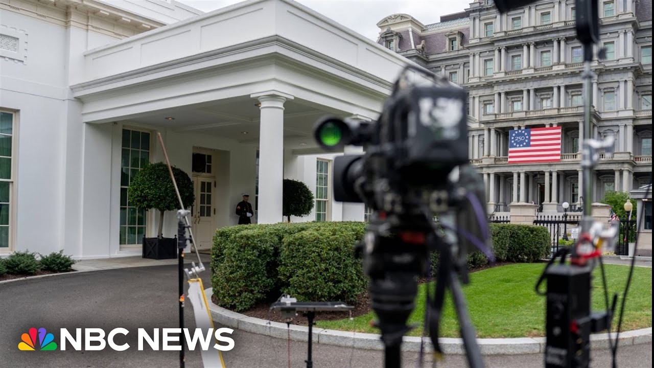 White House still turning away some media outlets despite order