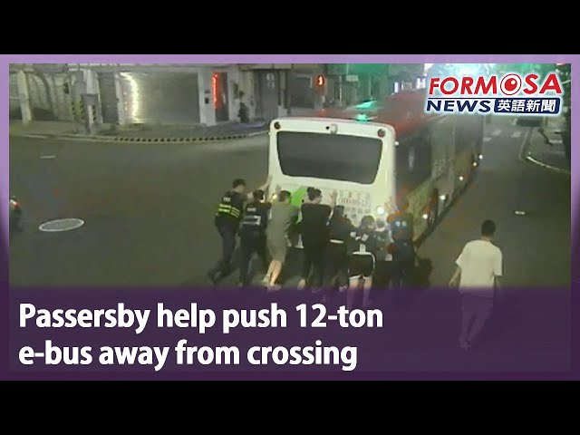 Passersby help push 12-ton e-bus away from crossing｜Taiwan News