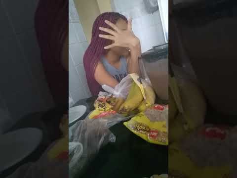 Novinha mulata, comendo banana