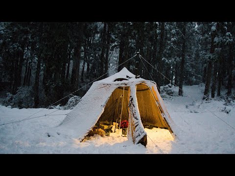吹雪のソロキャンプ|ホットテントと薪ストーブ|雪の重みで曲がったポール