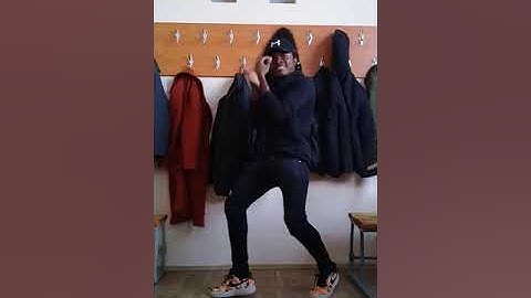 999 Đóa hoa hồng, phiên bản múa quạt anh da đen (Gustavo)