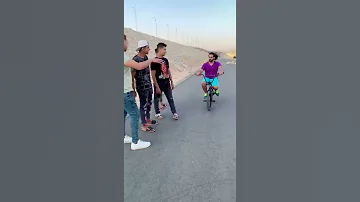 ضحكو عليه عشان راكب عجله صغيره شوف حصل ايه 