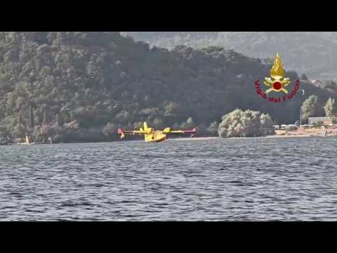 Video Incendio sul Monte Moregallo: il video dei vigili del fuoco in azione per spegnere le fiamme