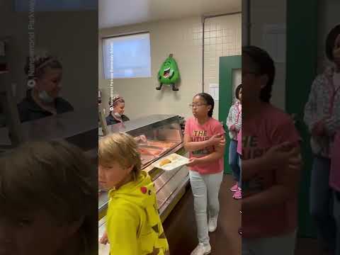 Entire class learns sign language so they can communicate with deaf cafeteria worker
