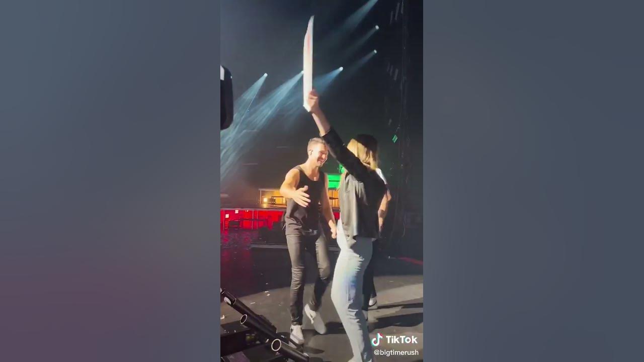 Katelyn Tarver(aka Jo) from B.T.R. reunited with Kendall on stage!! 🙌🏻🙌🏻🙌🏻😍😍😍🥰🥰🥰❤️❤️❤️