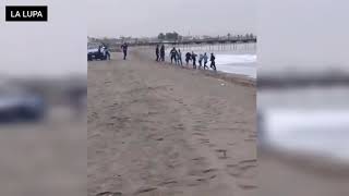 Jóvenes se pelean con la policía al ser intervenidos en la playa en plena cuarentena