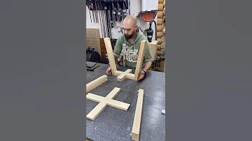 يصنع طاولة من الخشب 