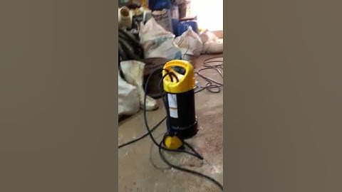 o rei do poço fazendo serviço de bomba de drenagem de água pesada