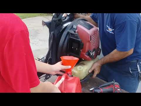 Vídeo: Com arreglar un motor inundat en un bufador de fulles?