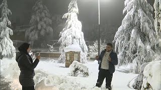 شاهد: الثلوج تزين مدينة إفران المغربية