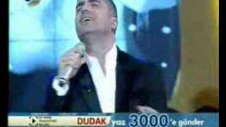 Özcan Deniz - Senede Bir Gün - Yılbaşı Özel - Bi Dudaktan