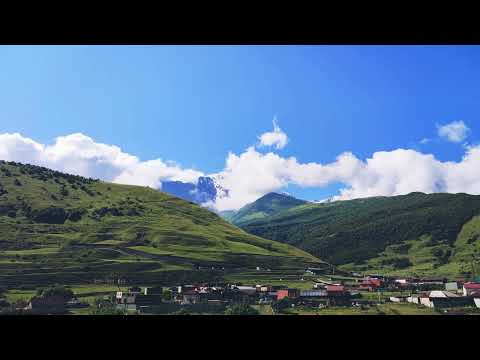 Шикарный рассвет в высоких горах в Северной Осетии