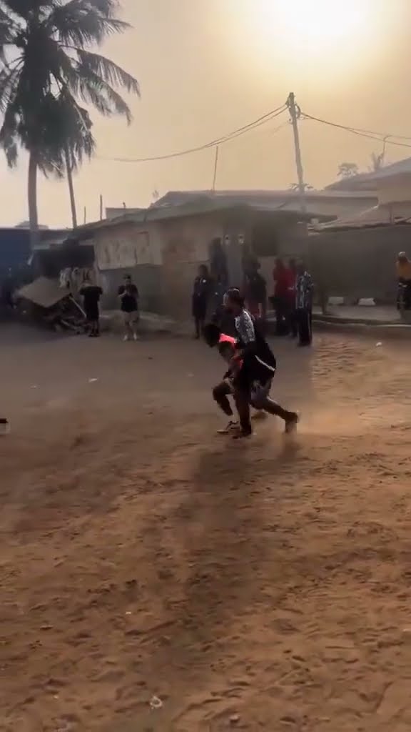 SIMPLESMENTE MEMPHIS DEPAY JOGANDO UM FUT DE GOLZINHO NA RUA EM GANA! ????? #shorts
