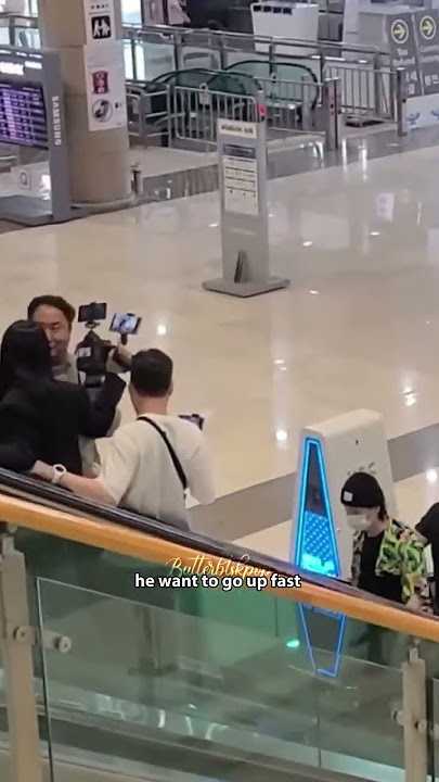 Yoongi making reporters RUN at airport 😂
