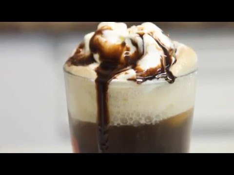 Video: How to Make a White Russian: 10 Steps (with Pictures)