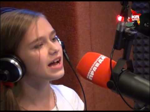 Вместе с афиной поёт алиса как зовут девушку. Алиса девушка поет песню. Алиса девушка поет песню. Алиса девушка поет песню. Алиса супрунова фото.