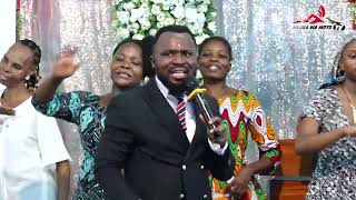 Bishop Rose Mgetta Aselebuka Na Amwaga Pesa Kuwapongeza Mlima Wa Moto Praise Team Kwa Uimbaji