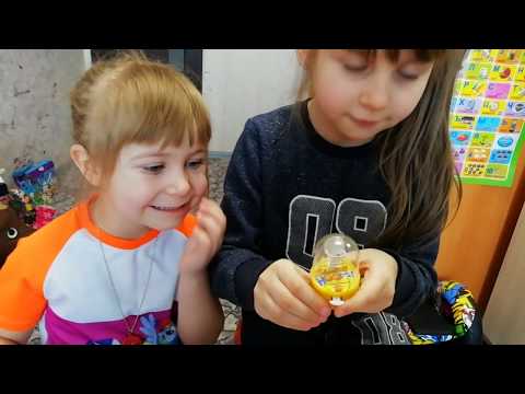 Ищем сюрпризы в кукурузных палочках.