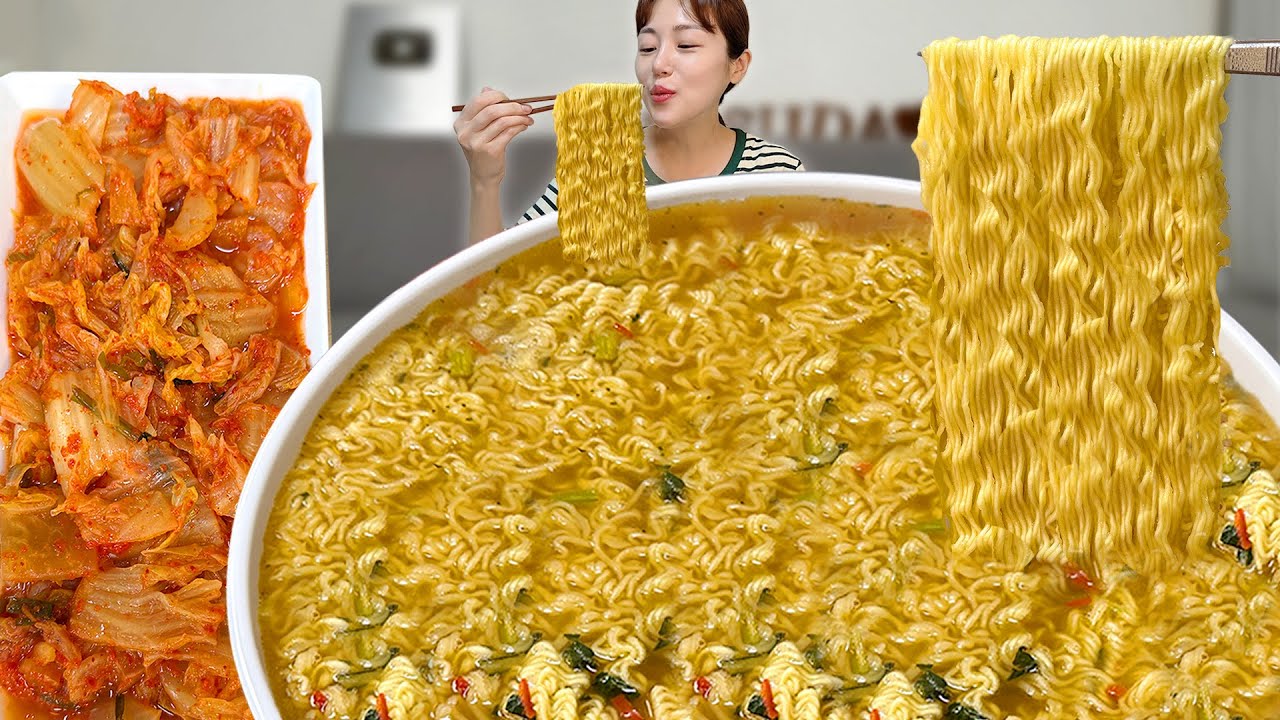 야식으로는 역시 라면만 한게 없죠 🍜 쫄깃 탱글한 감자라면 8개 먹방! 새벽에 먹는 라면 맛이란... Ramen noodles, Kimchi Mukbang