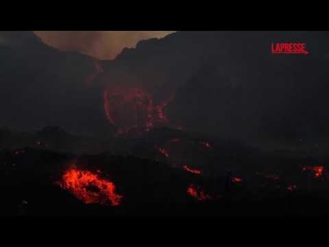 Video La spettacolare colata di lava illumina la notte: le immagini mozzafiato dall'Etna