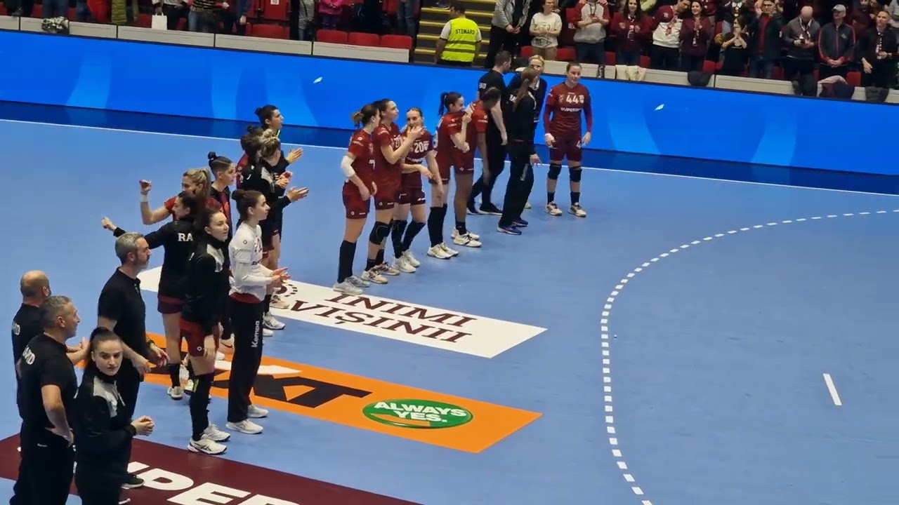 Galeria Rapidului canta împreună cu fetele de la handbal după victoria cu Buducnost scor 39-29