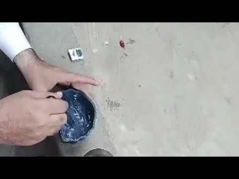 ایک کبوتر بیمار ہو ا جس کو دوائی دے رہے ہیں
