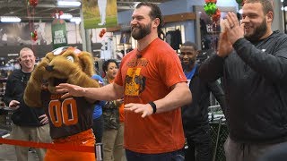 Joe Thomas hosts annual "Shop with a Pro"