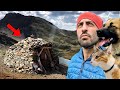 DORMIMOS en la CABAÑA de MONTAÑA MÁS PECULIAR del PIRINEO 🤯 | #49 VUELTA al MUNDO en AMBULANCIA