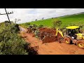 Retroescavadeira abrindo vala para escoamento de água. (Backhoe opening a ditch to drain water)