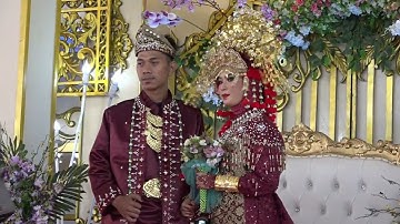 KEDUA MEMPELAI MENUJU PELAMINAN