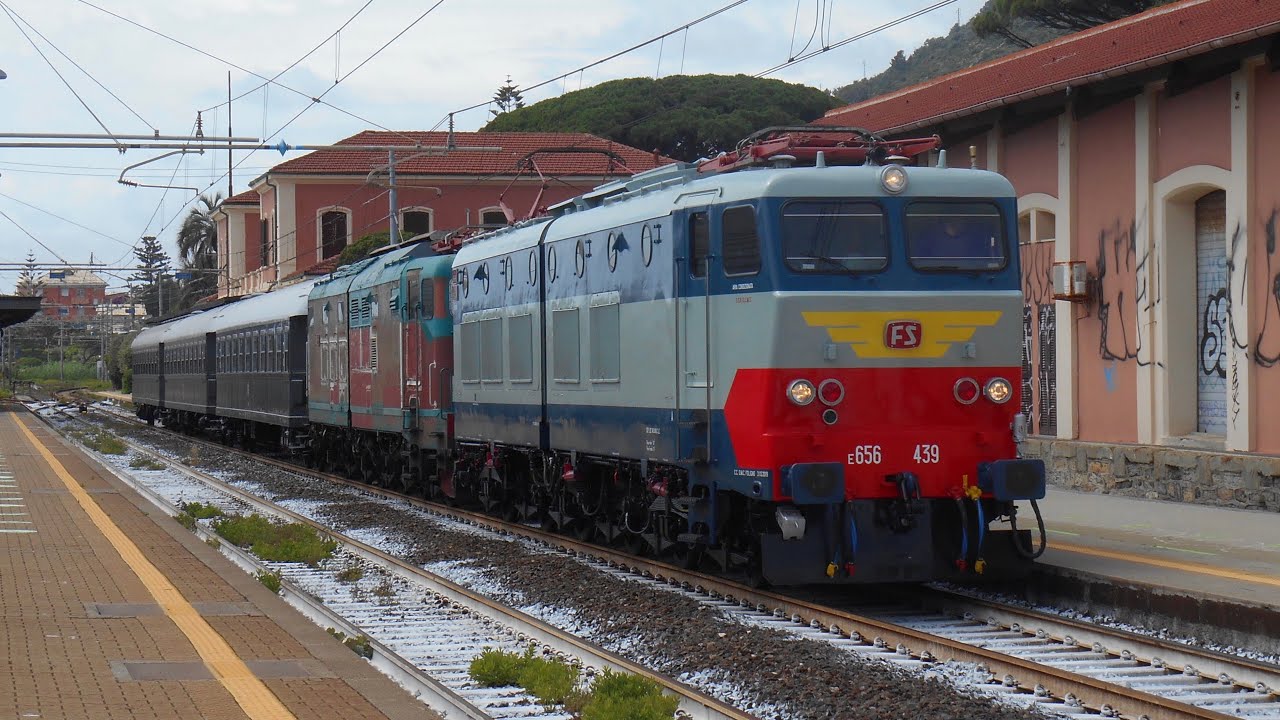Genova Nervi, stazione di Genova Nervi! Treni in transito!