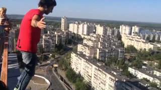 Владимир Дантес спрыгнул с крыши дома
