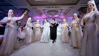 Танец невесты и свекрови на армянской свадьбе.