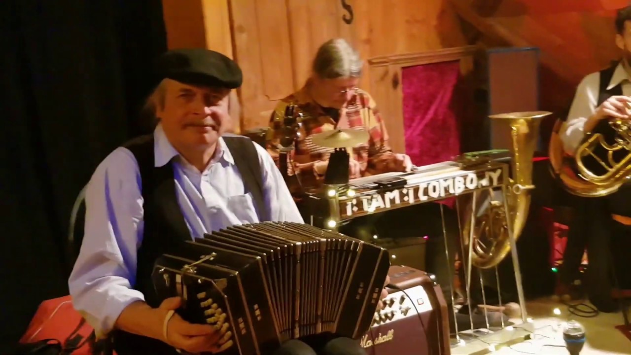 Tam Tam Combony mit dem Weißen Boot von den Roten Gitarren