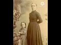 صورة عائلة من لندن سنة 1890 عندما كان يشددون ملامحهم في صور غريبة صورة عائلة من لندن سنة 1890 عندما كان يشددون ملامحهم في صور غريبة