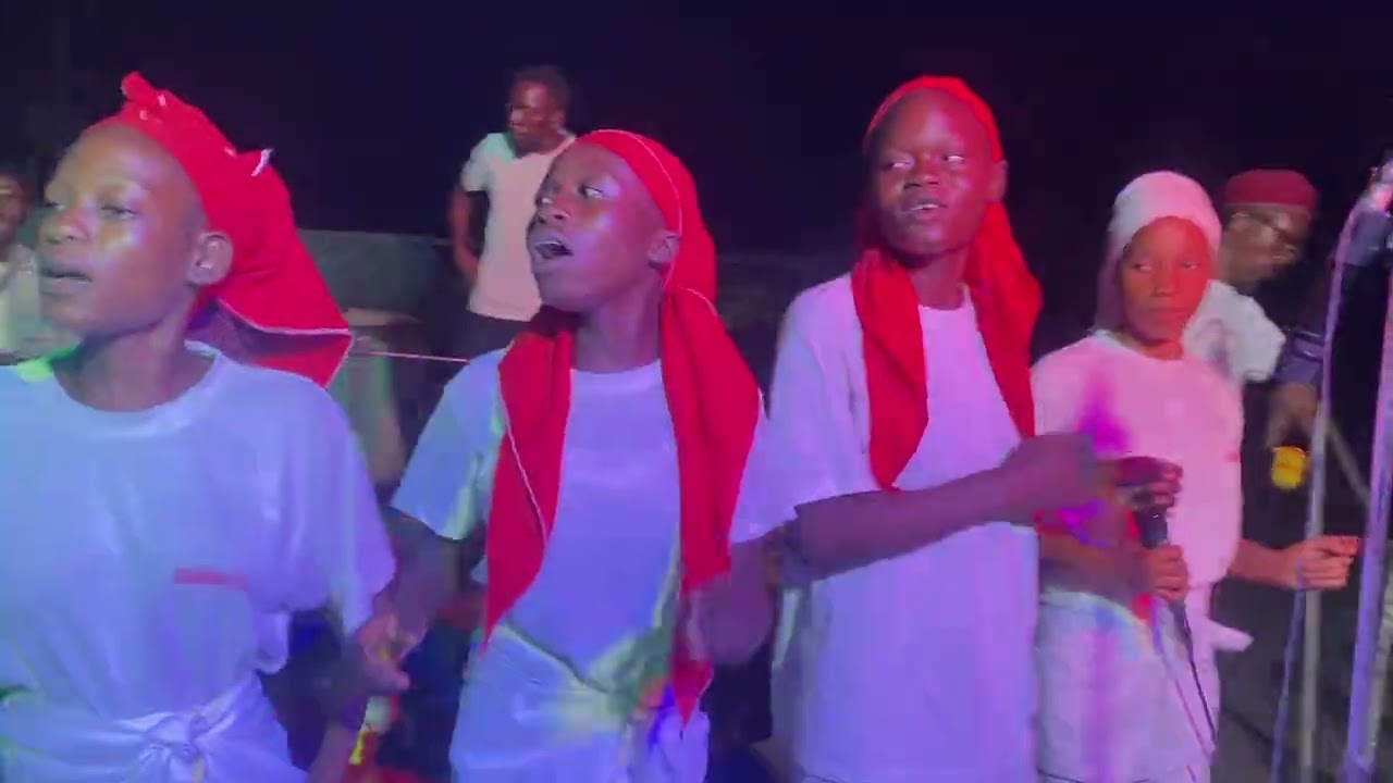 Mbuta Nsana Fils en pleine concert de Mfumu Matsoua 