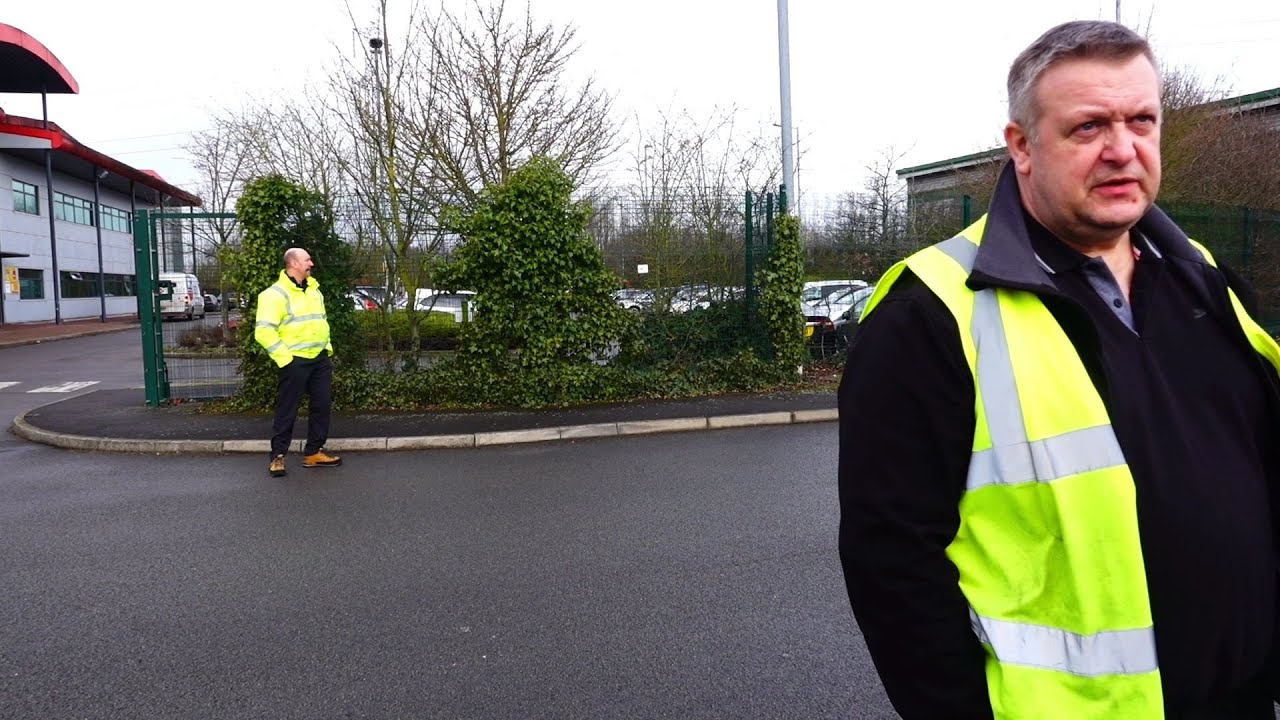 Pirelli 100% Fail - Photographer vs security, threat of police and suspicion