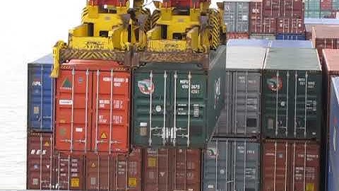 Twin spreader operations in Yangshan container terminal