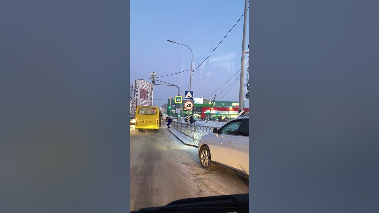 Парковка на остановке ОТ, остановка и посадка пассажиров на Пешеходном ...