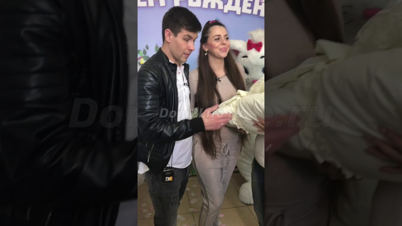 Бабушка впервые взяла внучку на руки