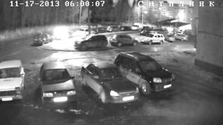 Вандалов, разбивших в Петрозаводске 16 машин, засняла камера(источник видео: www.youtube.com/watch?v=gHvmVbVjzBE., 2013-11-21T06:38:27.000Z)