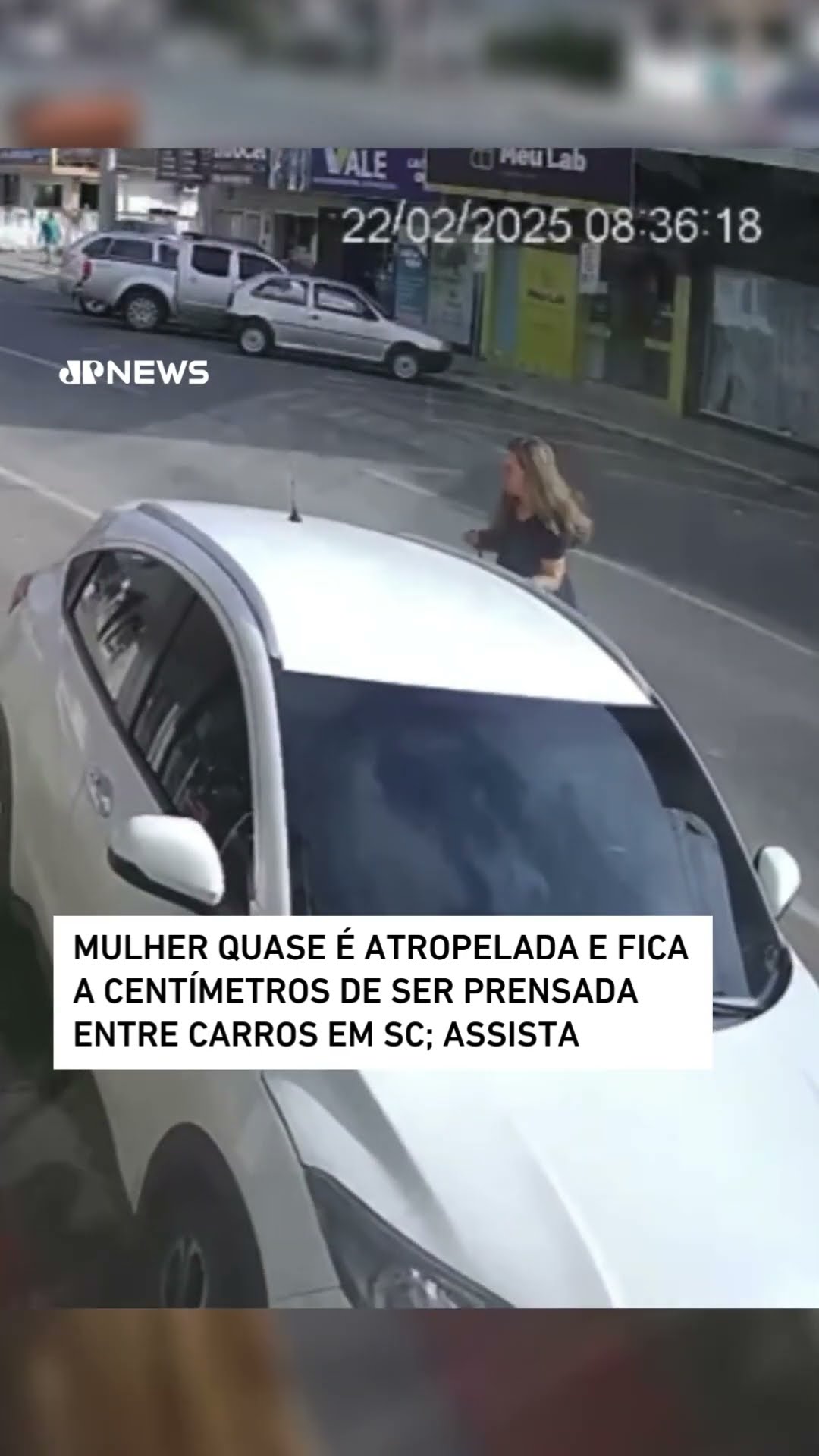 Mulher quase é atropelada e fica a centímetros de ser prensada entre carros em SC; assista