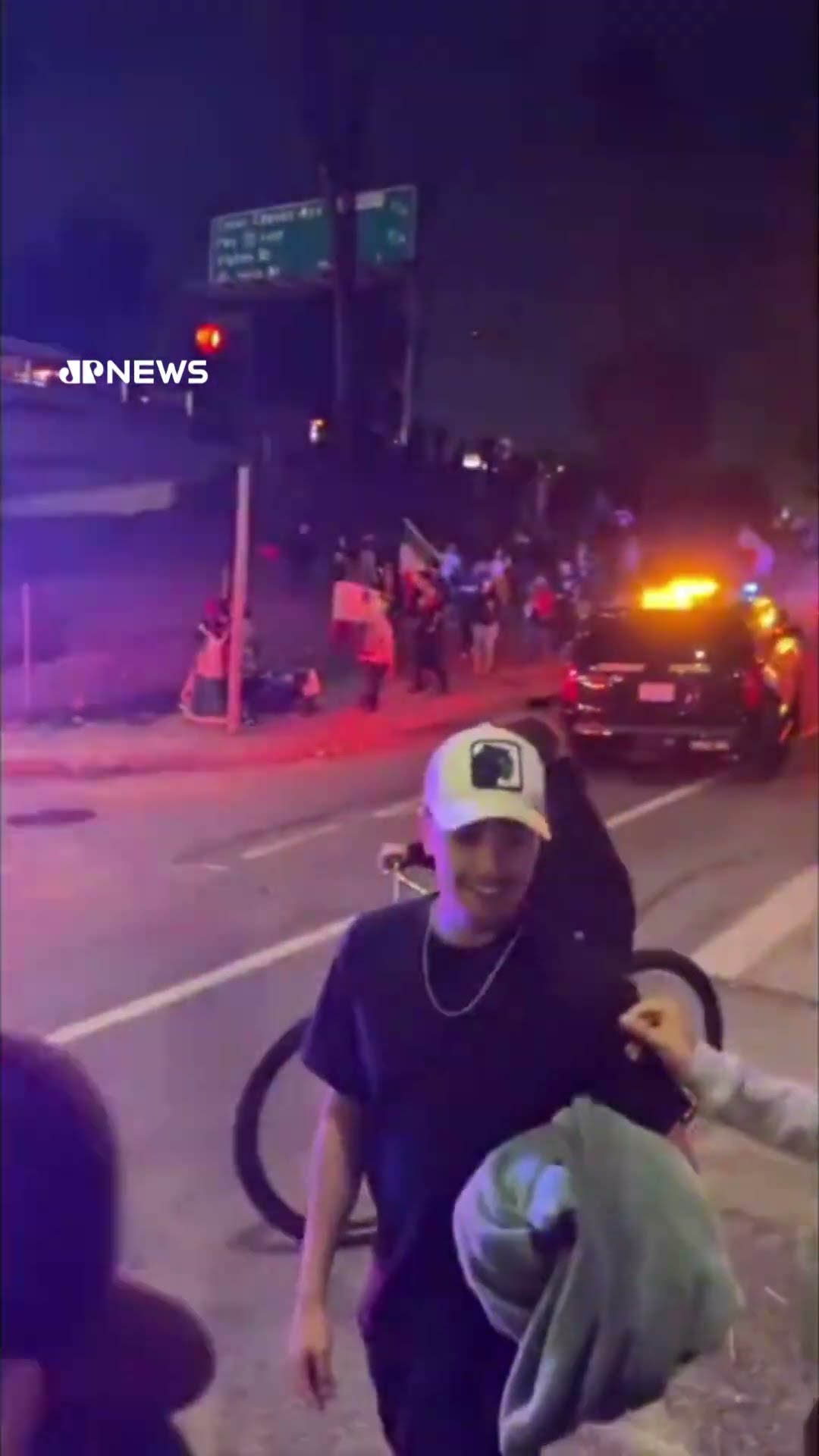 Manifestantes bloqueiam avenida em protesto anti-imigração e são detidos em Los Angeles #shorts