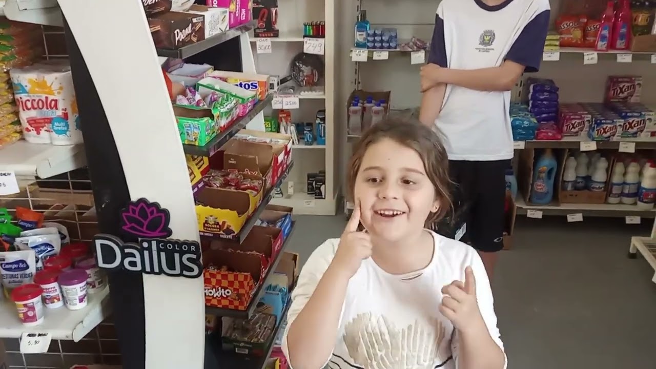 Lara Rosa comprando só coisas cor-de-rosa