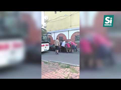 У Мукачеві іноземні туристи перетягали автівку, щоб виїхати