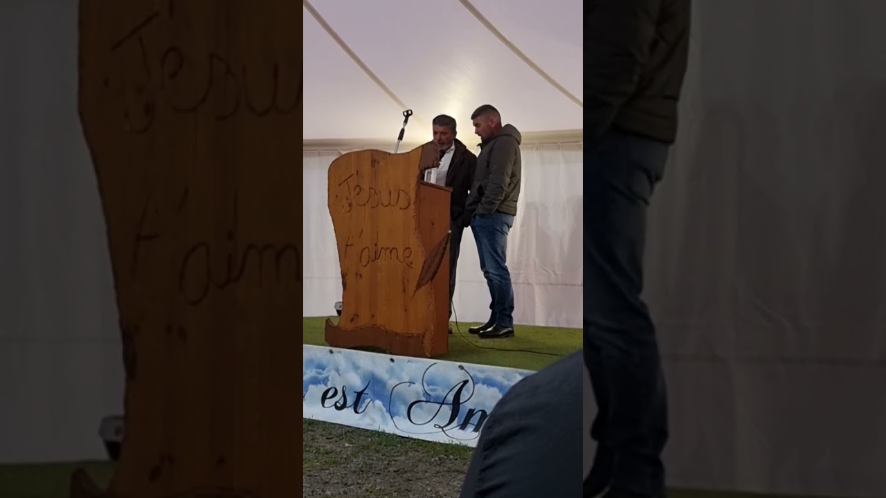 cantique. même si je traverse le désert jésus tu est mon ombre. riri et sont fils